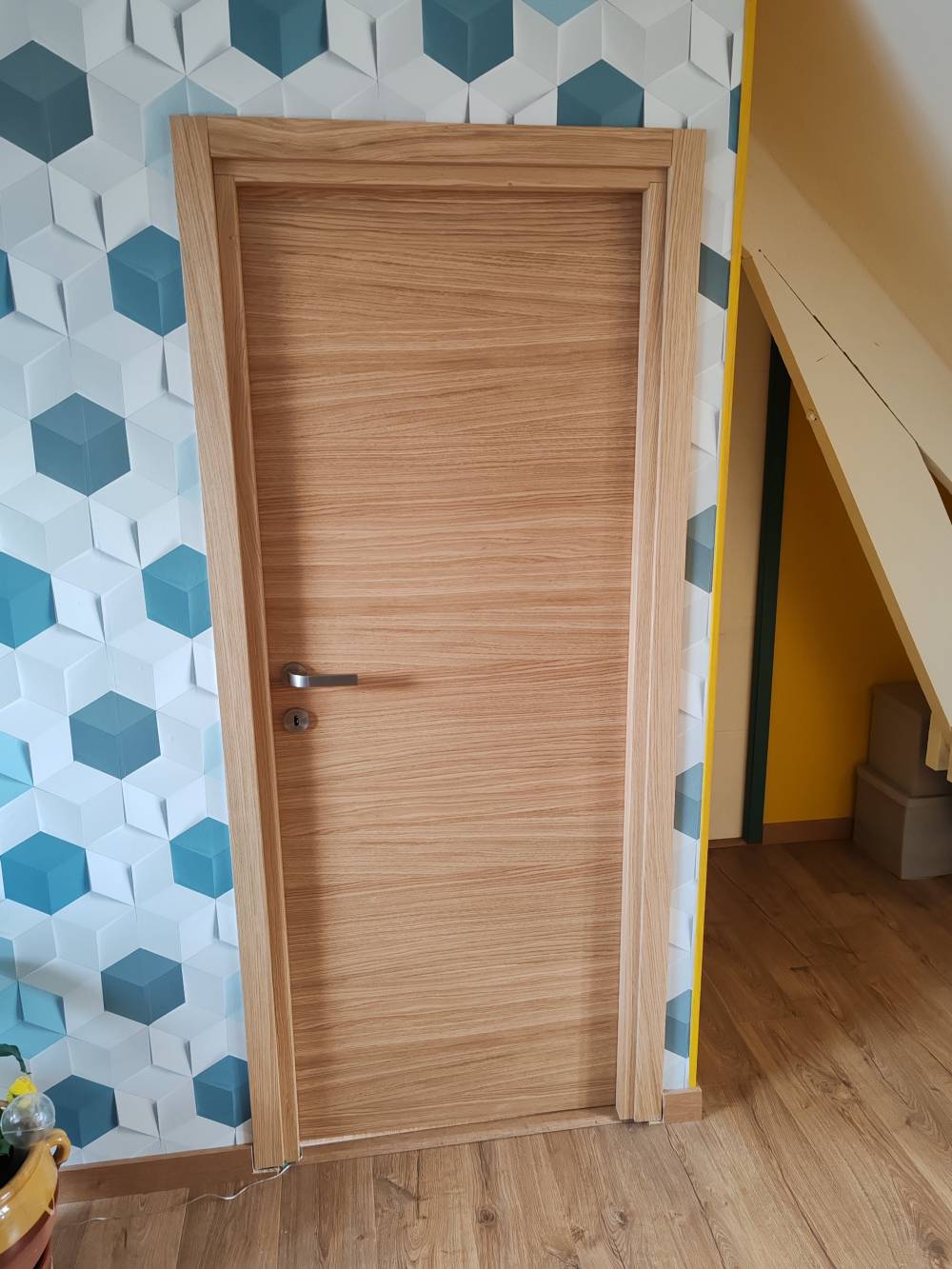 Pose de porte en bois intérieure